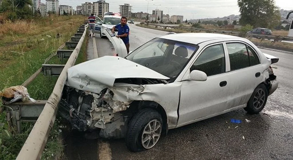 Samsun'da otomobil bariyere çarptı: 1 yaralı