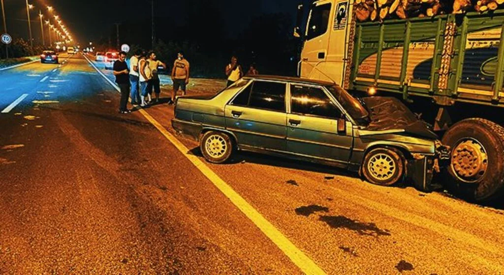 Samsun'da otomobil kamyonla çarpıştı: 2 yaralı