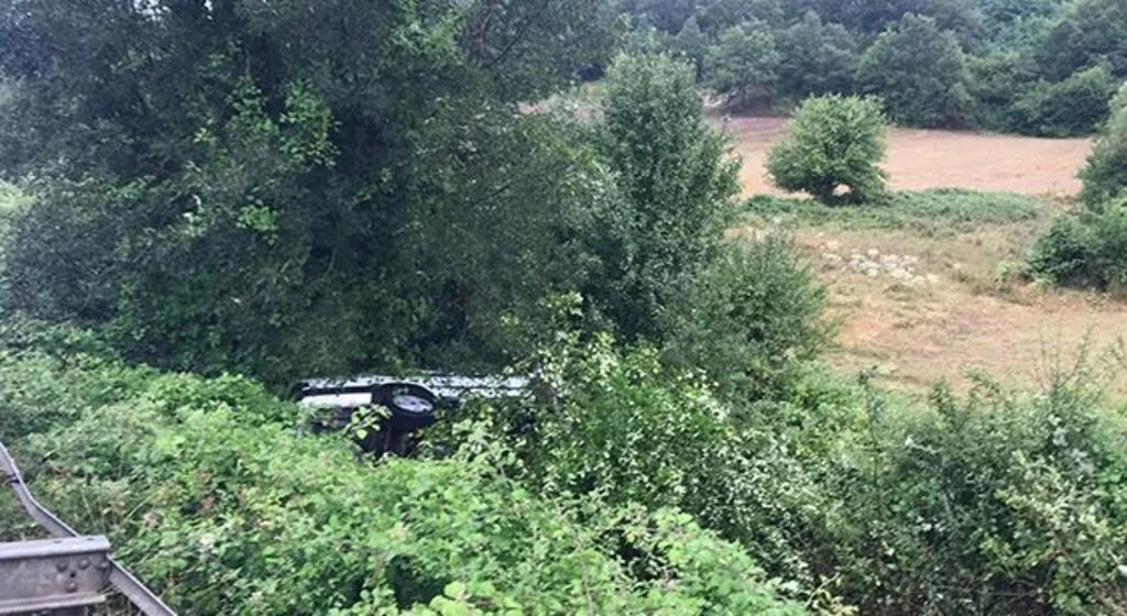 Samsun'da otomobil şarampole yuvarlandı: 2 yaralı