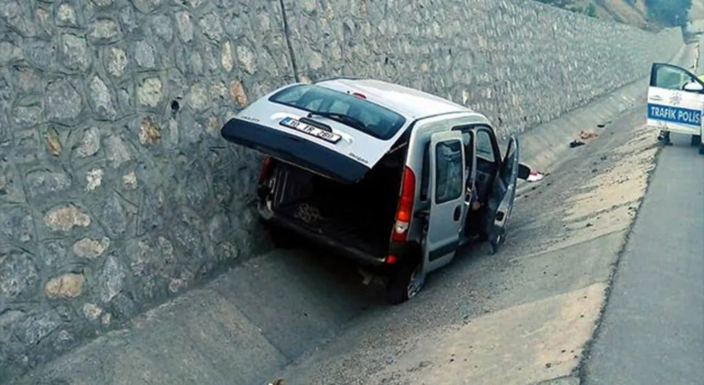 Samsun'da otomobil su kanalına girdi: 2 yaralı