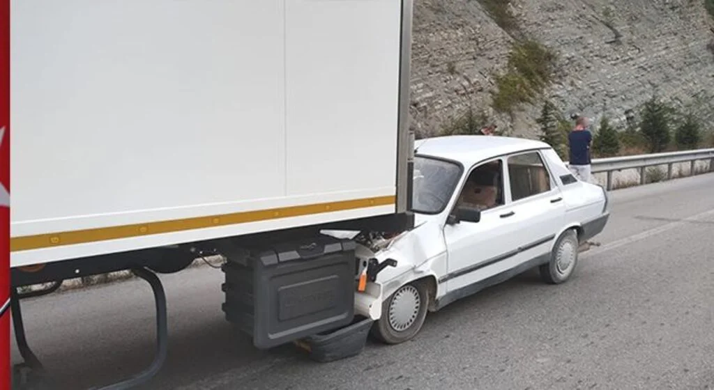 Samsun'da otomobil tıra arkadan çarptı: 1 yaralı