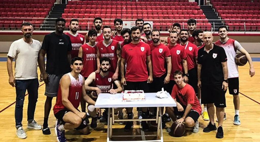 Samsunspor Basketbol'da Onat'a Sürpriz Doğum Günü