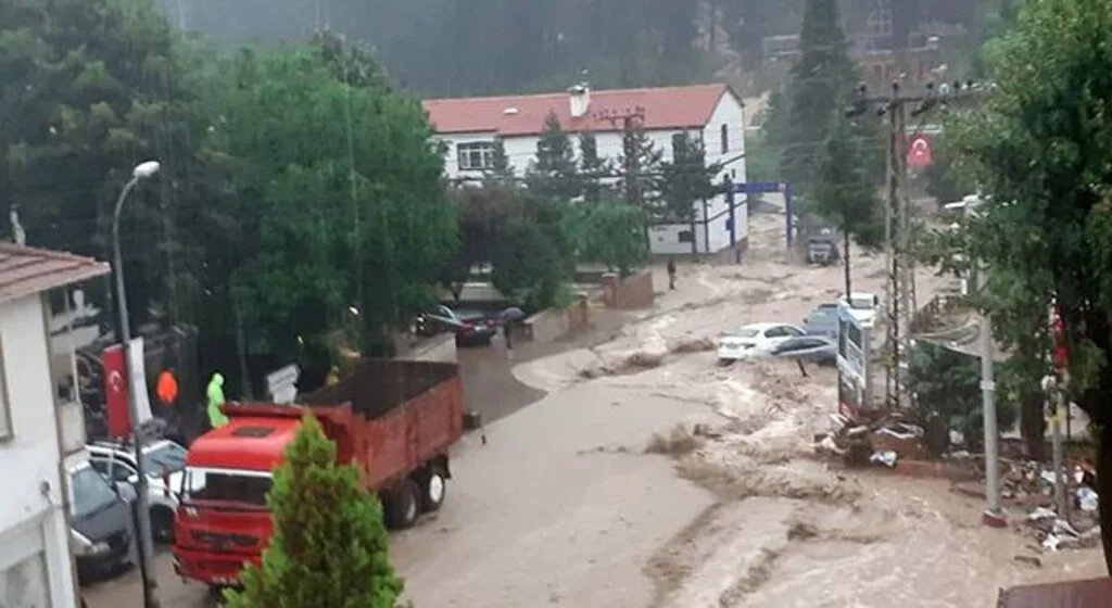 Sel Kastamonu’da hayatı tamamen durdurdu