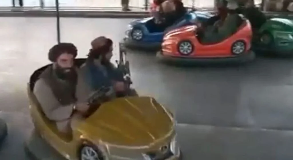 Taliban üyeleri lunaparkta eğlendi! Spor salonundaki hallerine bakın