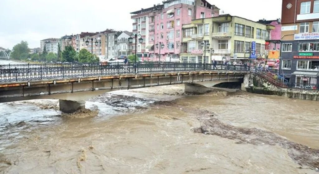 Taşkın riski oluşturan Terme Çayı güzergahı imar planına işleniyor