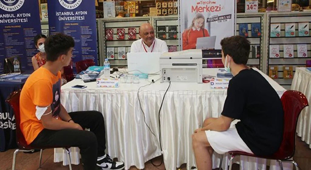 Üniversiteli adaylarına danışmanlık desteği