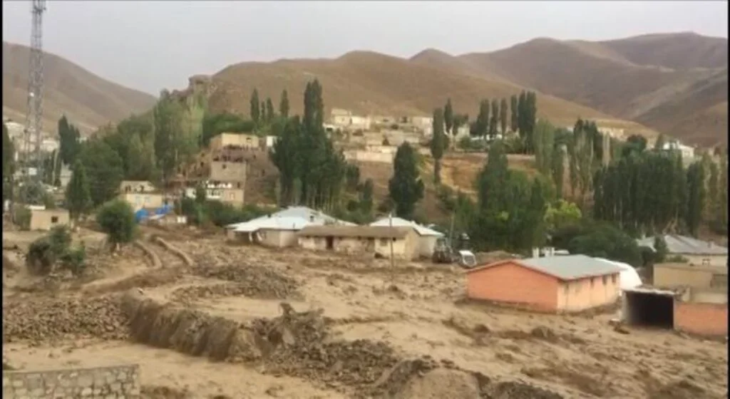 Van'da dün 6 evin yıkıldığı mahallede ikinci kez sel felaketi yaşandı