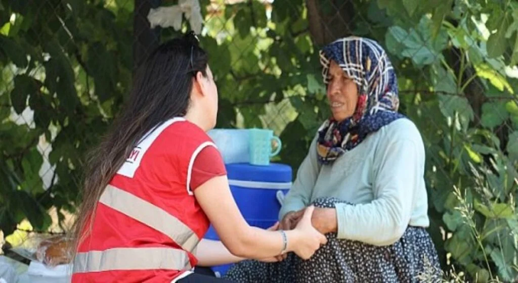 Yangınzedelere kızılay ekiplerinden mobilize yardım