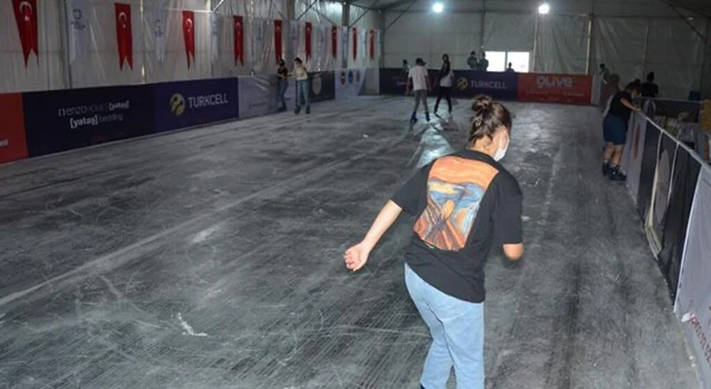 Yeni Eğlence Merkezi Buz Pateni Pisti