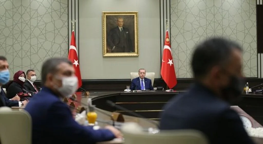 Yeni kısıtlamalar gelecek mi? Tüm gözler kabine toplantısında