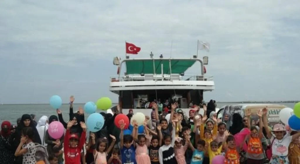 Yetim ve mülteci çocuklar için gemiyle deniz turu düzenlendi