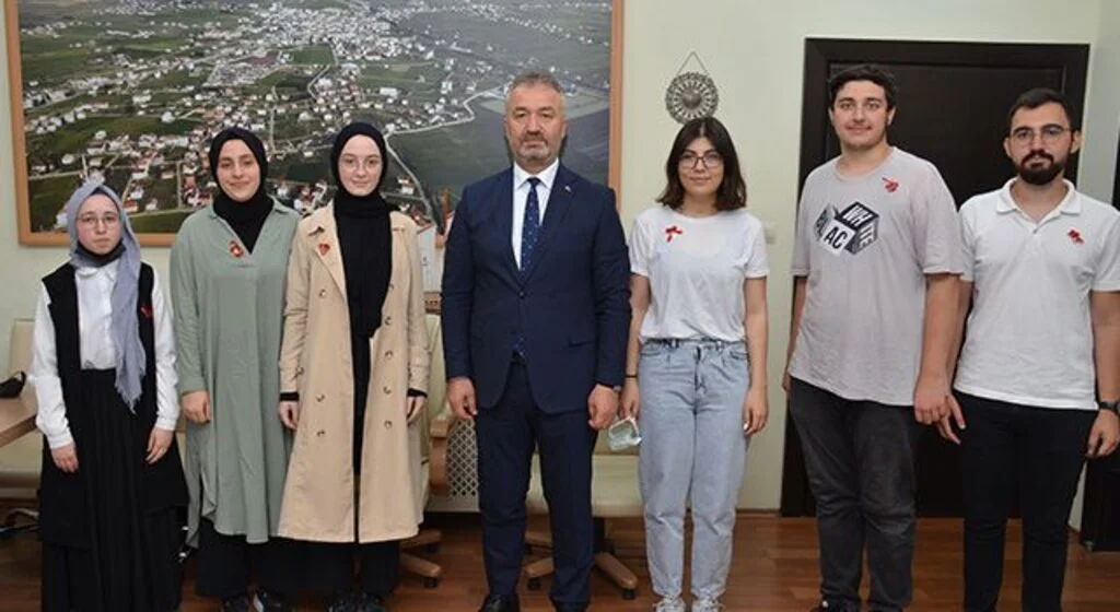 YKS’de Derece Yapan Öğrencilerden Başkan Topaloğlu’na Ziyaret