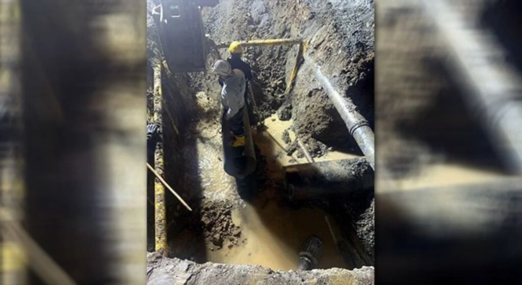 600’lük boru yerinden oynadı, karayolunu su bastı