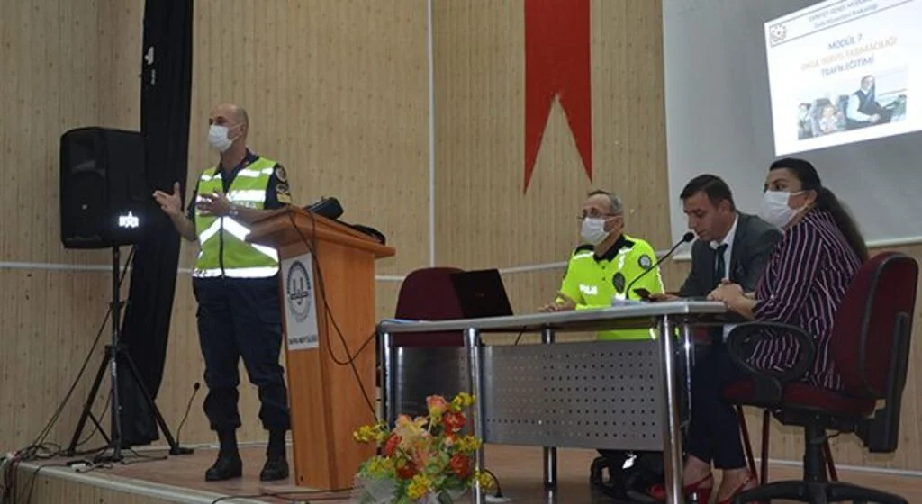 Bafra’da okul servis araç sürücülerine seminer verildi