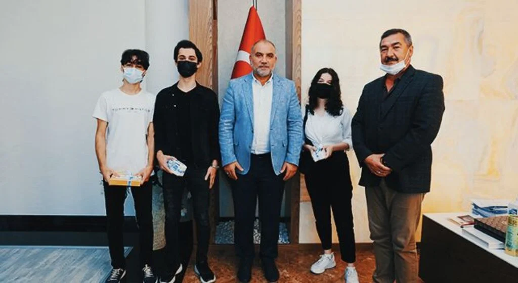 Başkan Sandıkçı YKS’de derece yapan öğrencileri ödüllendirdi