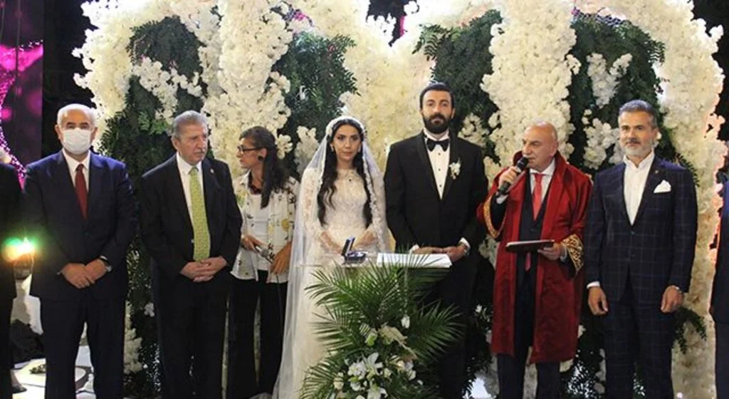 Bin 500 kişilik düğünde yeni evli çifte 2 milyon lira ve 4 kilo altın takıldı