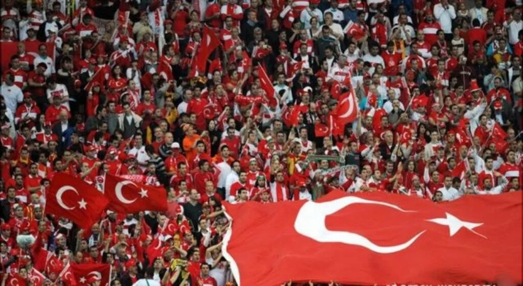 Bordo taraftarlar kulübün gündeminde olduğu