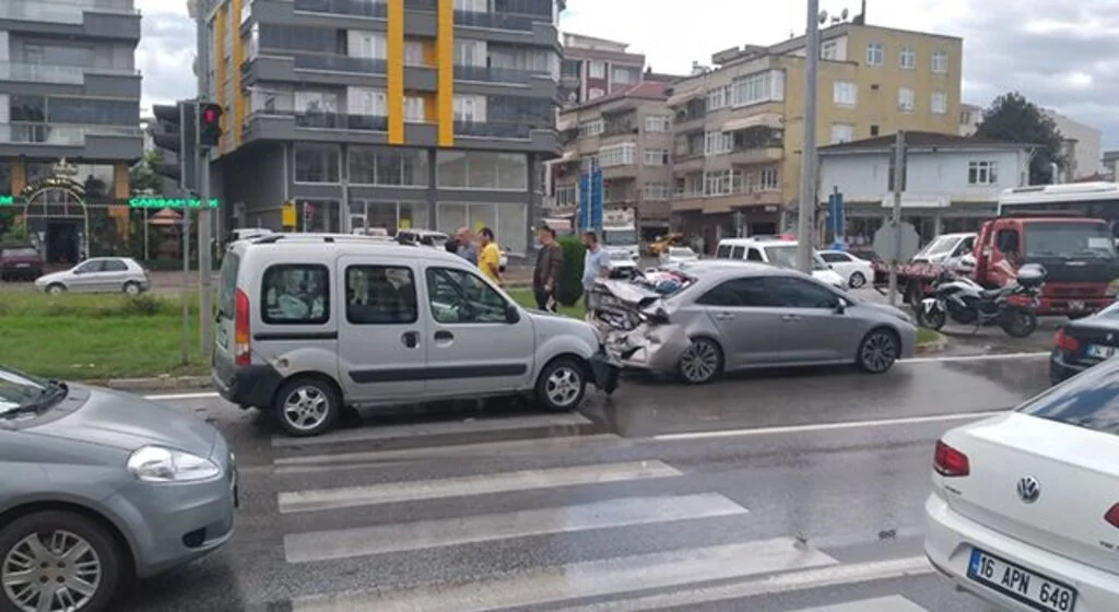 Çarşamba'da trafik ışıklarında kaza: 1 yaralı