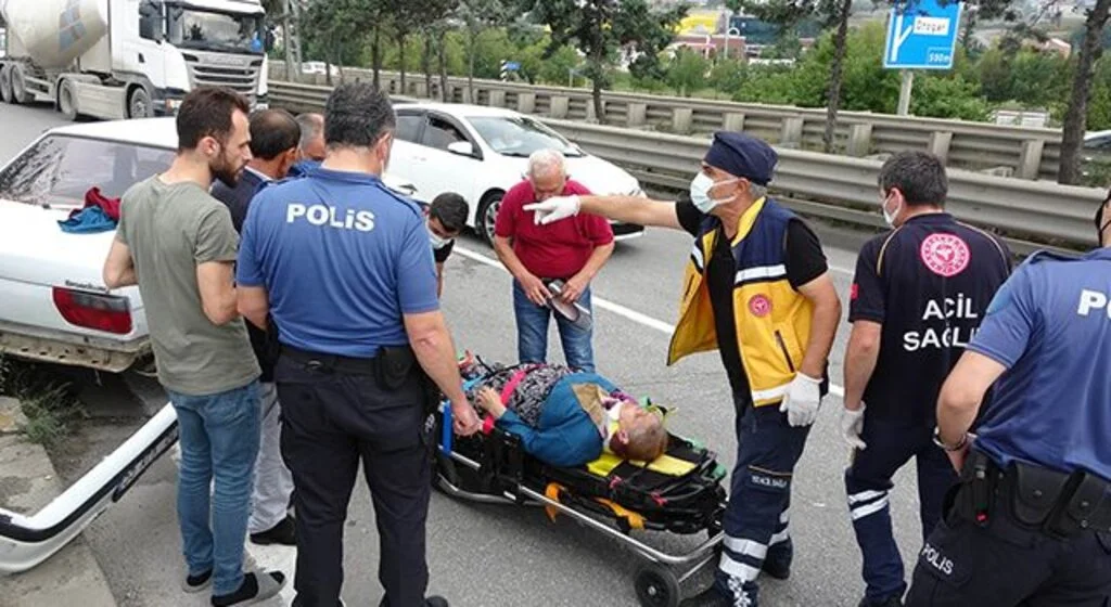 Cenaze aracı ile  otomobil çarpıştı