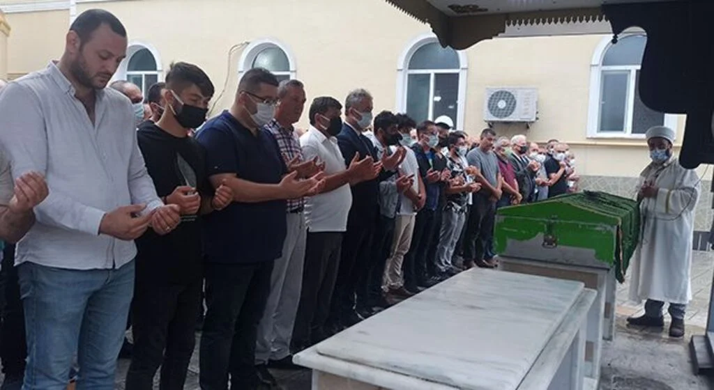 Denizde hayatını kaybeden muhtar defnedildi
