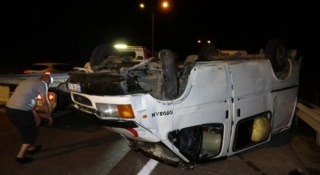Fındık yüklü minibüs takla attı: 3 yaralı