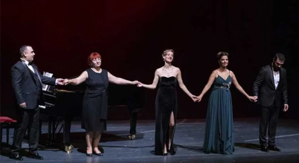 Gala konser sahne için hazır