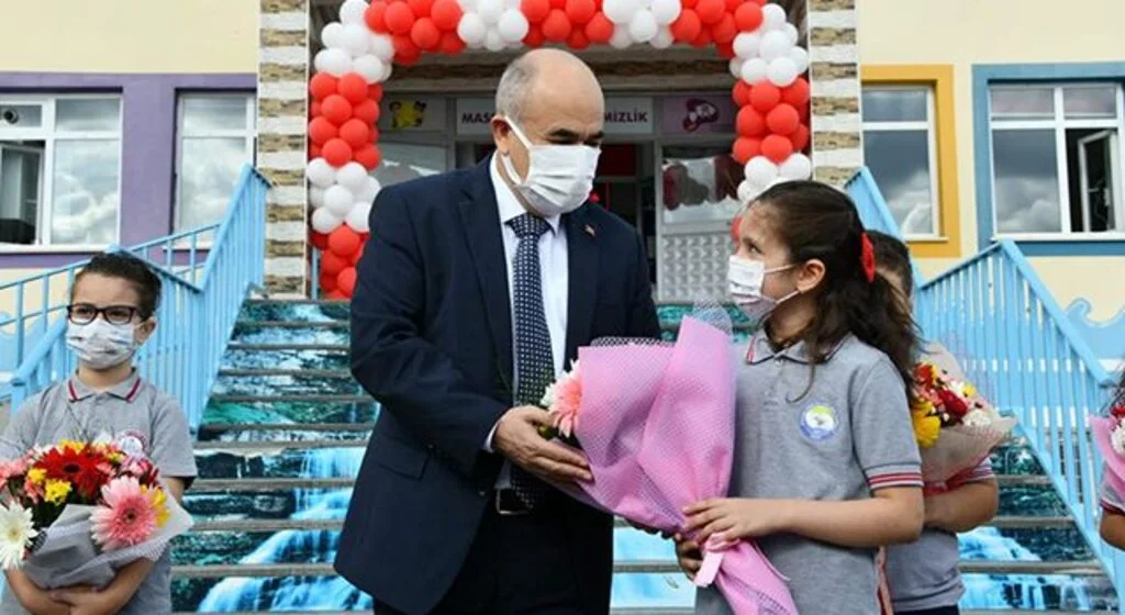 Minikler okul kitaplarını Vali Dağlı'nın elinden aldı