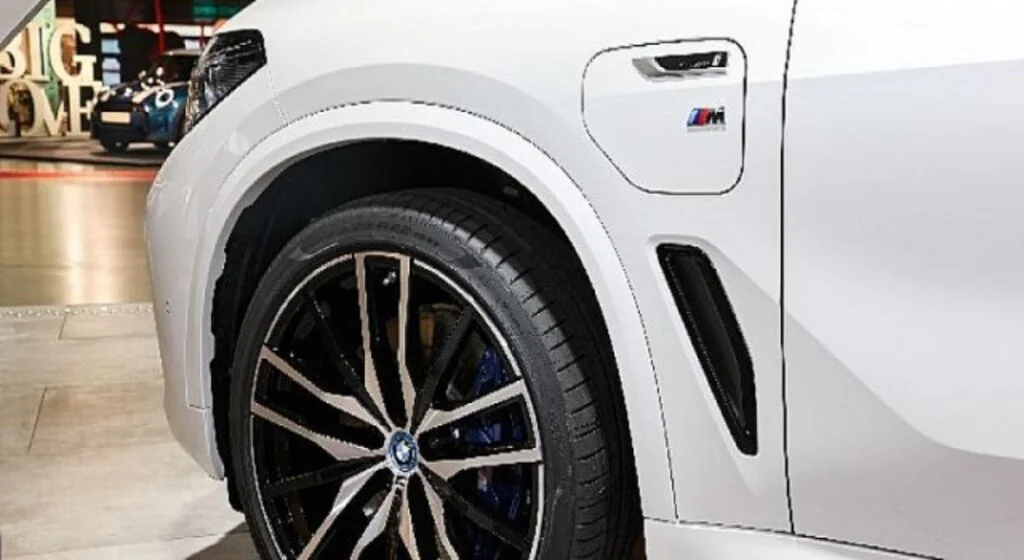 Münih’teki IAA Mobility fuarında sergilenen her üç elektrikli otomobilden birinin lastikleri Pirelli