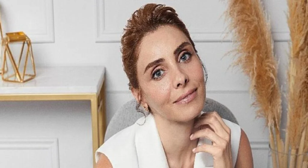 Nur Fettahoğlu yeni reklam filminde ”Cildim Onunla Her Yaşta Güzel” dedi