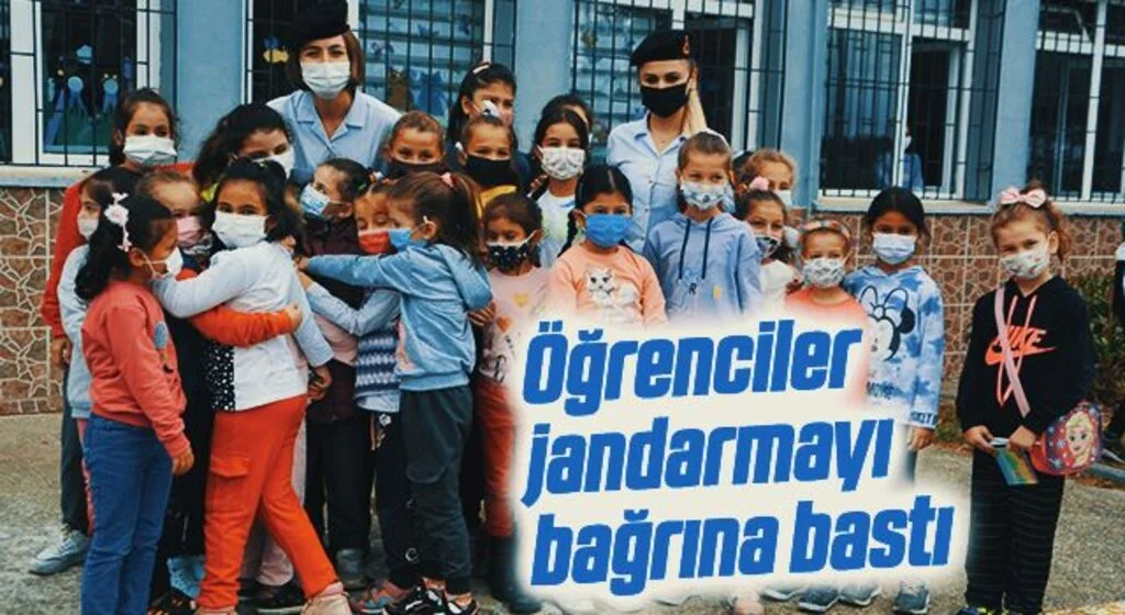 Öğrenciler jandarmayı bağrına bastı