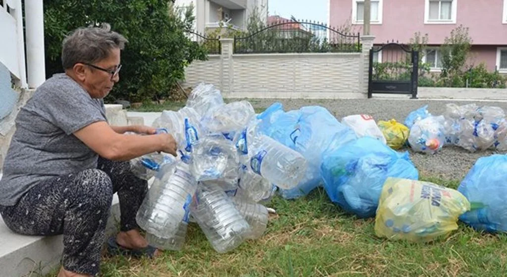 Okul müdür yardımcısı sokak hayvanları için plastik atık topluyor