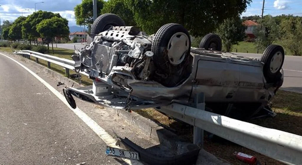 Otomobil bariyerlere çarpıp ters döndü: 2 yaralı