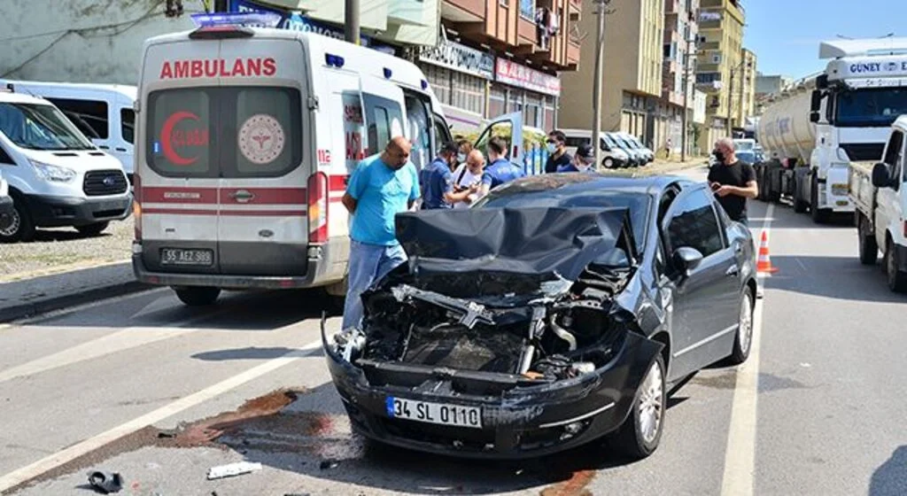 Otomobil kamyona çarptı: 2 yaralı