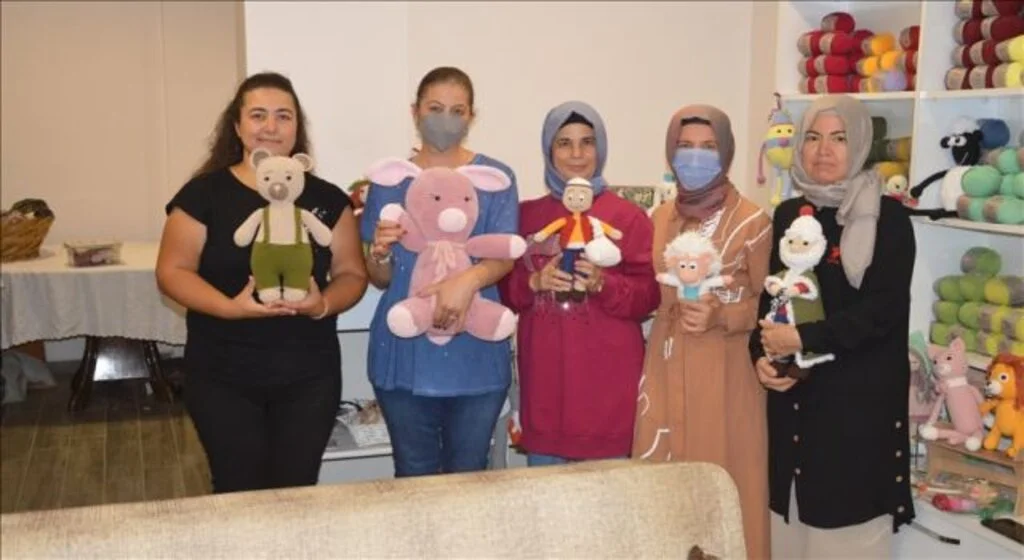 Sakarya'da girişimci kadınların el emeği örgü bebekleri çocukların yüzünü güldürüyor