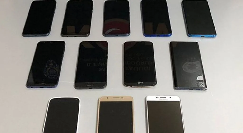 Samsun'da bir evde 12 kaçak telefon ele geçti