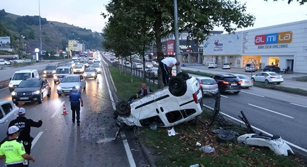 Samsun'da Hafif ticari araç takla attı: 4 yaralı