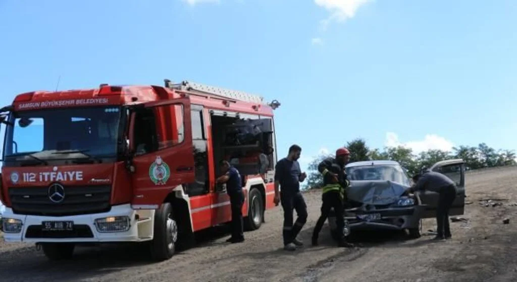 Samsun'da iki aracın çarpıştığı kazada biri hamile 2 kadın yaralandı