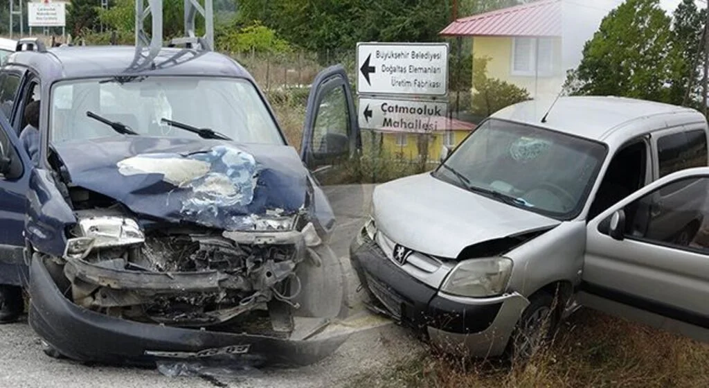 Samsun’da iki hafif ticari araç çarpıştı: 3 yaralı