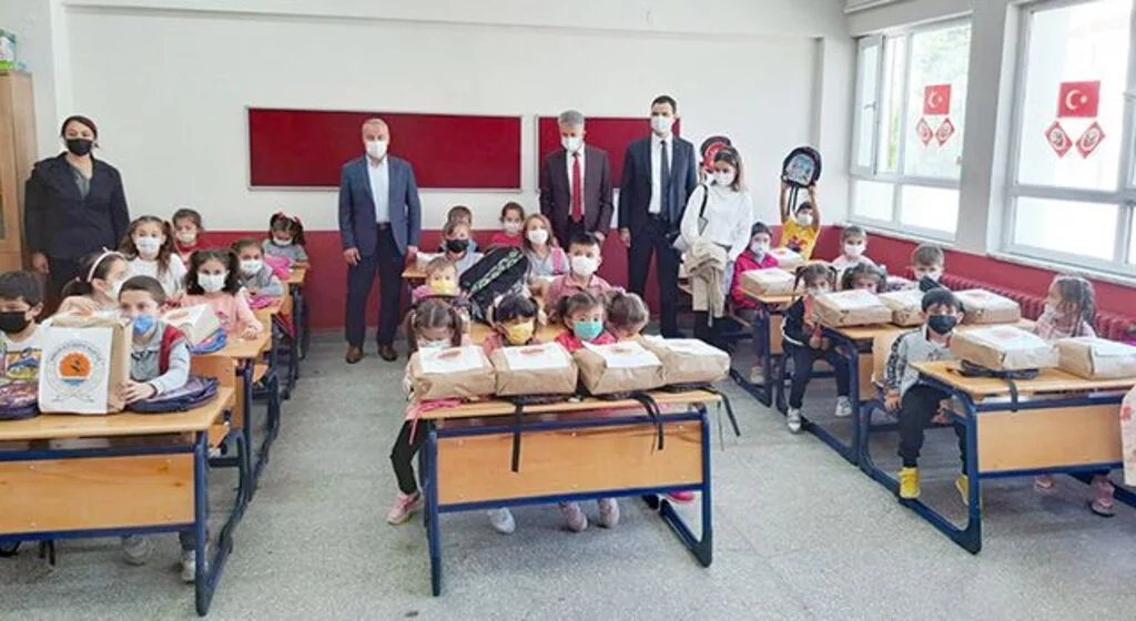 Samsun'da Öğrencilere kırtasiye desteği