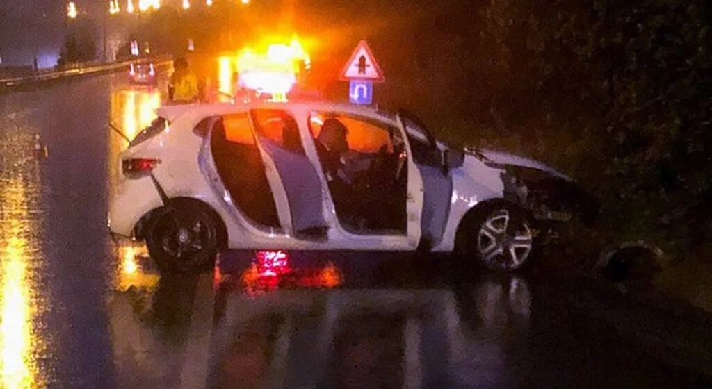 Samsun'da otomobil bariyere çarptı: 3 yaralı