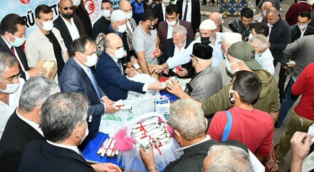 Şehit, gazi ve esnaflar anısına ahi lokumu dağıtıldı