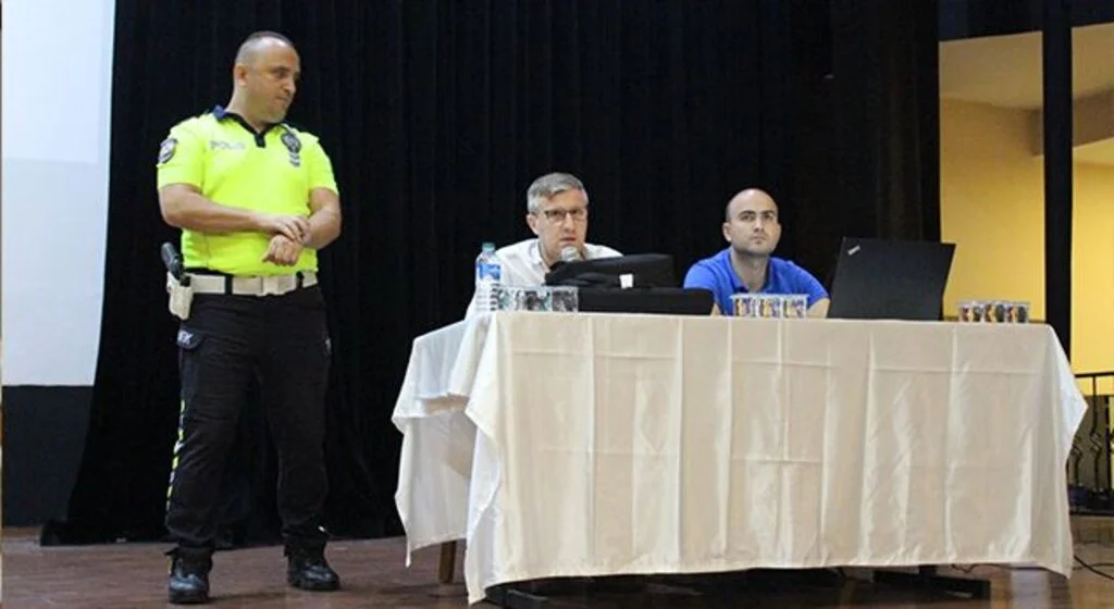 Servis sürücülerine trafik semineri