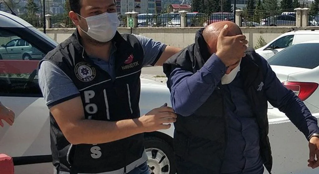 Şovmen torbacı tutuklandı