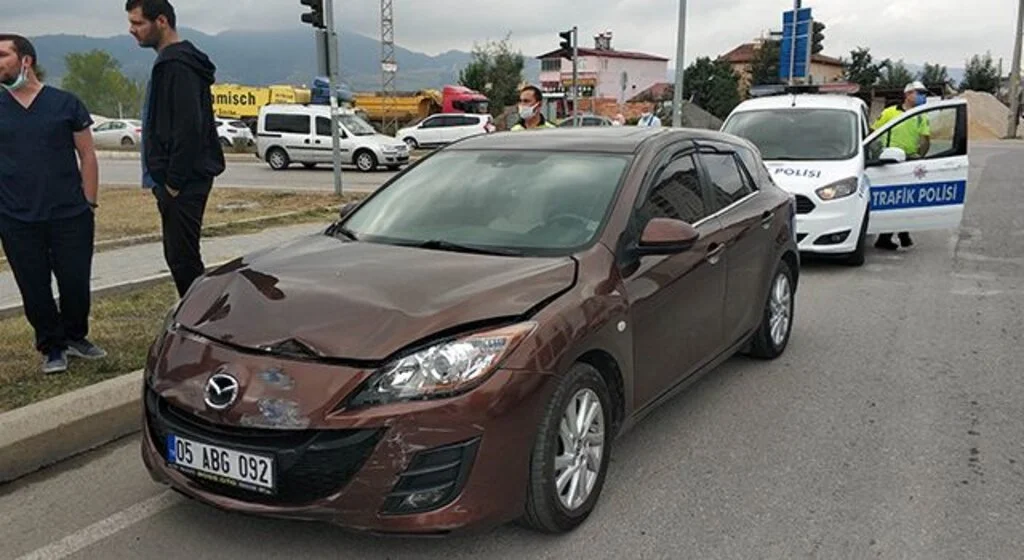 Tedaviye giderken hastaneye 100 metre kala kazada yaralandı