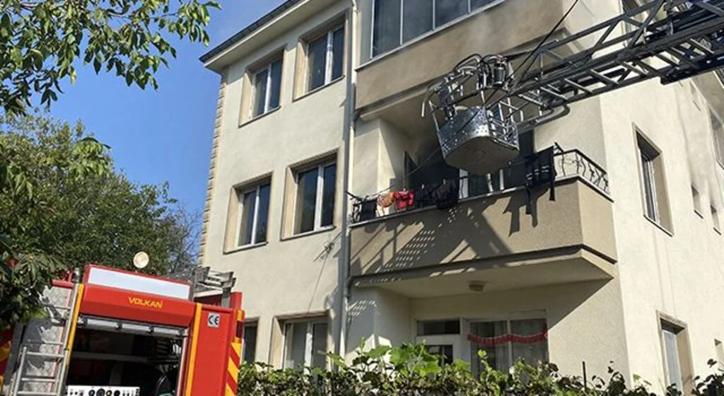 Telefon şarjdayken prizden yangın çıktı, aile son anda kurtuldu