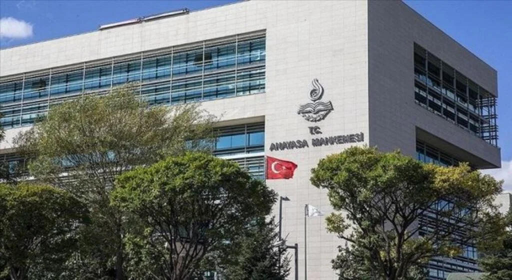 AYM'den eczacılar hakkındaki disiplin cezalarına ilişkin düzenlemeye iptal
