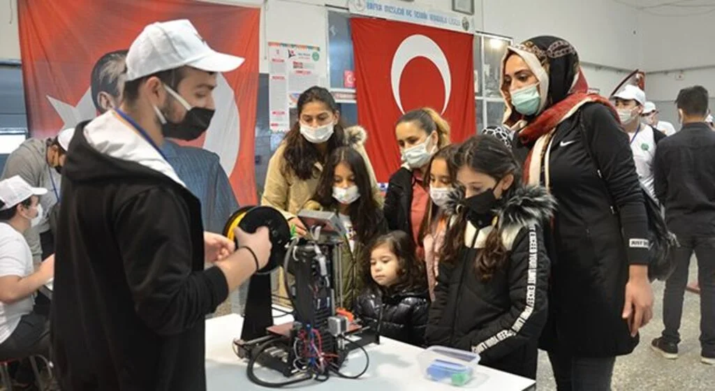 Bafra’da bilim fuarı: Öğrencilerin eserleri görücüye çıktı