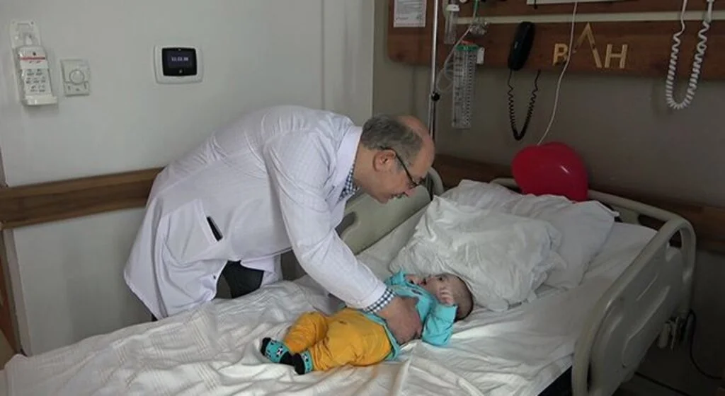 Doktordan makatı tıkalı olarak doğan bebeğe ince ameliyat