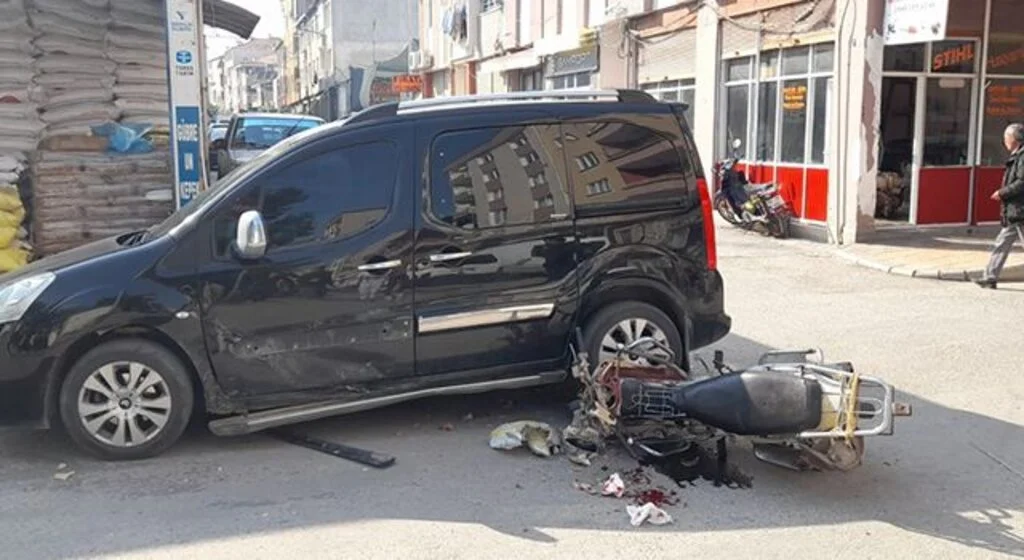 Hafif ticari araçla motosiklet çarpıştı: 1 yaralı