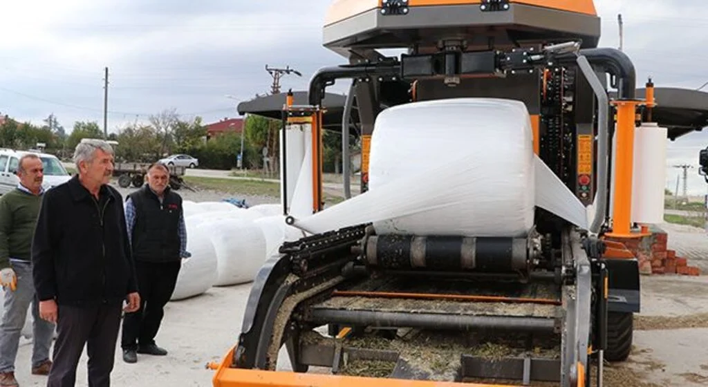 Havzalı çiftçinin 'silajlık yemi' paketleniyor